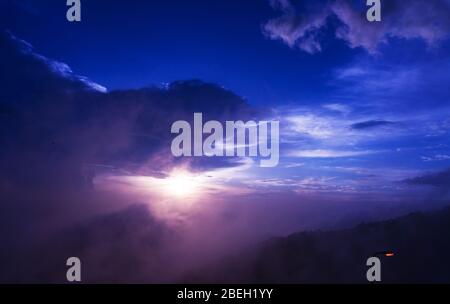 Coucher de soleil sur les Genting Highland, Genting Highland était un endroit célèbre et plein de divertissement et de divertissement, ici ont casino, parc à thème, cinéma, salle de concert Banque D'Images