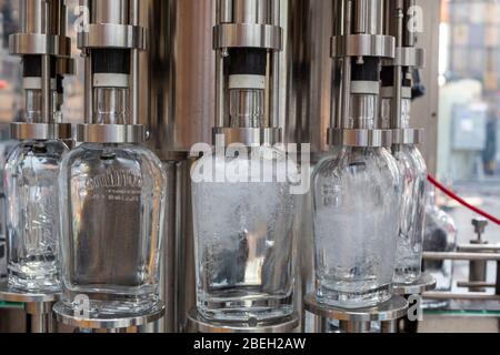 Ferndale, Michigan, États-Unis. 13 avril 2020. Les bouteilles sont remplies de désinfectant pour les mains à Valentine Distiling Co. La distillerie a arrêté sa production de bourbon, de gin et de vodka en faveur de l'aseptisant pour les mains en raison de la pandémie de coronavirus. Crédit: Jim West/Alay Live News Banque D'Images