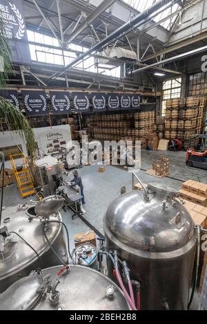 Ferndale, Michigan, États-Unis. 13 avril 2020. L'aseptisant pour les mains est fabriqué et mis en bouteille à Valentine Distiling Co. La distillerie a arrêté sa production de bourbon, de gin et de vodka en faveur de l'aseptisant pour les mains en raison de la pandémie de coronavirus. Crédit: Jim West/Alay Live News Banque D'Images