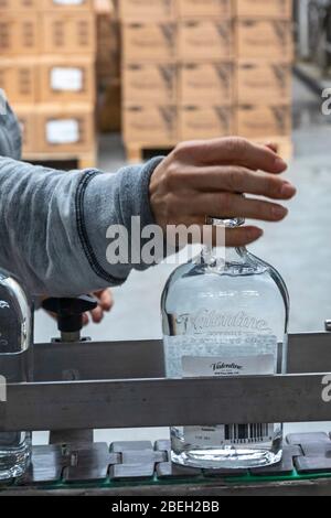 Ferndale, Michigan, États-Unis. 13 avril 2020. Une bouteille de désinfectant pour les mains à Valentine Distiling Co. La distillerie a arrêté sa production de bourbon, de gin et de vodka en faveur de l'aseptisant pour les mains en raison de la pandémie de coronavirus. Crédit: Jim West/Alay Live News Banque D'Images