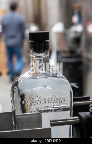 Ferndale, Michigan, États-Unis. 13 avril 2020. Une bouteille de désinfectant pour les mains à Valentine Distiling Co. La distillerie a arrêté sa production de bourbon, de gin et de vodka en faveur de l'aseptisant pour les mains en raison de la pandémie de coronavirus. Crédit: Jim West/Alay Live News Banque D'Images