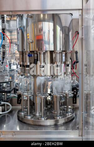 Ferndale, Michigan, États-Unis. 13 avril 2020. Les bouteilles sont remplies de désinfectant pour les mains à Valentine Distiling Co. La distillerie a arrêté sa production de bourbon, de gin et de vodka en faveur de l'aseptisant pour les mains en raison de la pandémie de coronavirus. Crédit: Jim West/Alay Live News Banque D'Images