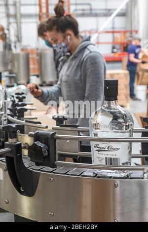 Ferndale, Michigan, États-Unis. 13 avril 2020. L'aseptisant pour les mains est fabriqué et mis en bouteille à Valentine Distiling Co. La distillerie a arrêté sa production de bourbon, de gin et de vodka en faveur de l'aseptisant pour les mains en raison de la pandémie de coronavirus. Crédit: Jim West/Alay Live News Banque D'Images