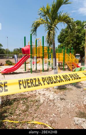 Aire de jeux pour enfants fermée avec des bandes de police à Guanacaste, Costa Rica pendant le salon Covid-19 Banque D'Images