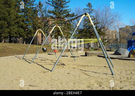 Balancement clôturé dans un parc pendant la pandémie de Covid 19, province de Québec, Canada. Banque D'Images