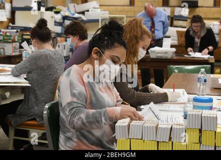 Racine, Wisconsin, États-Unis. 13 avril 2020. Les bulletins de vote déposés à racine, dans le Wisconsin, lors de la controverse présidentielle du 7 avril, les élections primaires et publiques du Wisconsin sont présentés en tableau le lundi 13 avril 2020. Chaque enveloppe de bulletin de vote a été ouverte et vérifiée pour vérifier la conformité aux lois électorales avant d'être introduite dans une machine à tabuler. La ville n'avait que les options de vote par correspondance en voiture et absent; il n'y avait pas de vote en personne autorisé. L'élection a été tenue conformément aux directives des décisions des cours suprêmes du Wisconsin et des États-Unis. Les résultats doivent être annoncés tard lundi. (Image crédit : © Mark He Banque D'Images