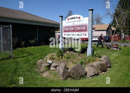 Portland, États-Unis. 13 avril 2020. Un travailleur tond la pelouse du centre de soins de santé de Foster Creek à Portland, en Oregon, le 13 avril 2020. Dix résidents de la maison de soins seraient morts du nouveau coronavirus, représentant près d'un cinquième du total des décès de l'État. (Photo d'Alex Milan Tracy/Sipa USA) crédit: SIPA USA/Alay Live News Banque D'Images