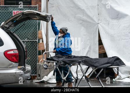 New York, États-Unis. 13 avril 2020. Le travailleur funéraire se prépare à récupérer le corps décédé pour inhumation dans le cadre de la pandémie COVID-19 au Brooklyn Hospital Center (photo de Lév Radin/Pacific Press) crédit: Pacific Press Agency/Alay Live News Banque D'Images