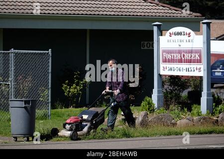 Portland, États-Unis. 13 avril 2020. Un travailleur tond la pelouse du centre de soins de santé de Foster Creek à Portland, en Oregon, le 13 avril 2020. Dix résidents de la maison de soins seraient morts du nouveau coronavirus, représentant près d'un cinquième du total des décès de l'État. (Photo d'Alex Milan Tracy/Sipa USA) crédit: SIPA USA/Alay Live News Banque D'Images