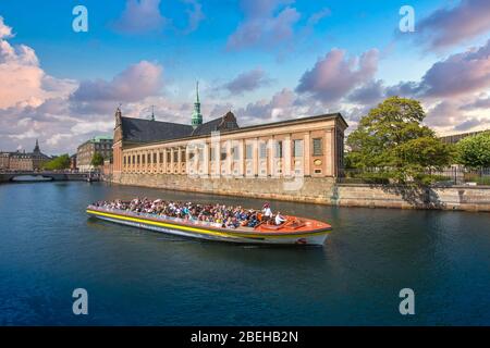 Copenhague, Danemark-2 août 2019 : excursions pittoresques sur les canaux en bateau à Copenhague qui couvrent le centre historique, Nyhavn et les principales attractions touristiques de la ville Banque D'Images