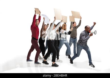 Groupe multiculturel émotionnel de personnes criant tout en tenant des pancartes vierges sur fond blanc. Les femmes et les hommes crient, appelant. Activisme, citoyenneté active, vie sociale, protest, droits de l'homme. Banque D'Images