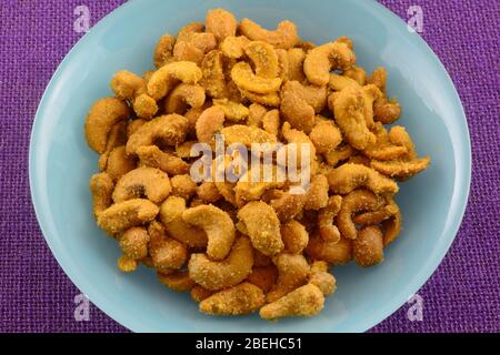 Noix de cajou en nappe sur table en bois, en-cas sains, nourriture 