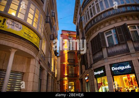 Malaga, Spain-May 16, 2019 : Shopping dans le centre de Malaga street dans le centre-ville historique Banque D'Images