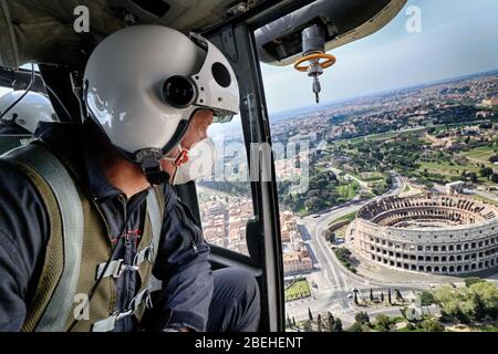 Rome, Italie. 13 avril 2020. Rome, le département de vol de Carabinieri patrouille la ville d'en haut le lundi de Pâques crédit: Agence de photo indépendante SRL/Alay Live News Banque D'Images