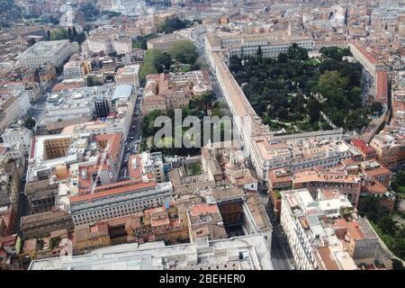 Rome, Italie. 13 avril 2020. Rome, le département de vol de Carabinieri patrouille la ville d'en haut le lundi de Pâques crédit: Agence de photo indépendante SRL/Alay Live News Banque D'Images