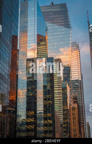 TORONTO, ONTARIO / CANADA - 20 SEPTEMBRE 2019 : centre-ville de Toronto. Soir Banque D'Images