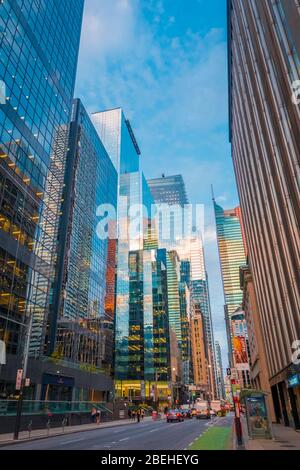 TORONTO, ONTARIO / CANADA - 20 SEPTEMBRE 2019 : centre-ville de Toronto. Soir Banque D'Images