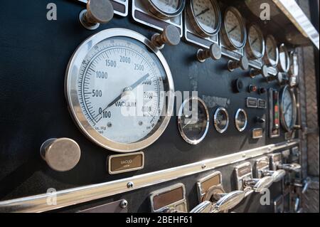 Instruments analogiques d'un camion incendie en Amérique du Sud Banque D'Images