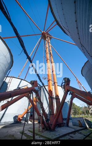 Grande installation de silo avec pompes, convecteurs, chambres et buses de silo Banque D'Images