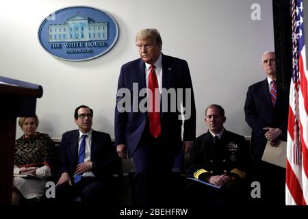 Le président américain Donald J. Trump est en position avec le Groupe de travail sur le coronavirus et dirige un exposé de presse à la Maison Blanche à Washington le 13 avril 2020. De gauche à droite : Dre Deborah L. Birx, coordonnatrice de la réponse de Coronavirus à la Maison Blanche; Secrétaire au Trésor américain Steven T. Mnuchin; Président; contre-amiral John P. Polowczyk, Vice-directeur, J4, personnel conjoint; et vice-président américain Mike Pence.Credit: Yuri Gripas/Pool via le CNP | usage dans le monde entier Banque D'Images