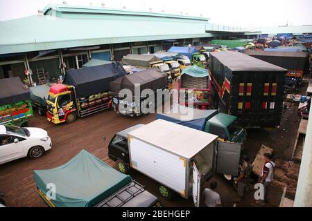 L'atmosphère de l'activité au marché principal du riz de Cipinang, Jakarta, Indonésie, lundi (4/13/2020). Le gouvernement provincial de la région de la capitale spéciale de Jakarta garantit que les stocks alimentaires seront sûrs pendant la mise en œuvre des restrictions sociales à grande échelle (PSBB) à Jakarta, pour briser la chaîne de la propagation du virus corona ou du Covid-19, qui a commencé vendredi dernier (10/4/2020). Même en accueillant Ramadan et Eid al-Fitr, la distribution de nourriture de l'extérieur et de l'intérieur de Jakarta est garantie par le gouvernement. Banque D'Images