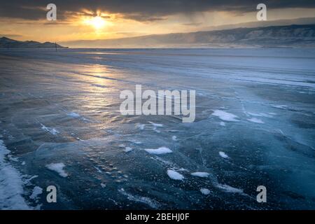 Glace Baikal. Fissures dans la glace de Baikal. Fissures du Baikal. Fissures sur la Sibérie, Russie Banque D'Images