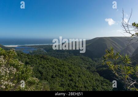Vue panoramique sur les montagnes couvertes de forêt et l'océan avec lagon le jour ensoleillé. Vallée de la nature, Afrique du Sud Banque D'Images