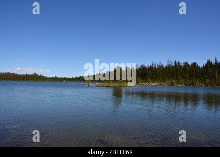 Un lac sur un sentier de randonnée sur le plateau de Chilcotin, Colombie-Britannique, Canada. Banque D'Images