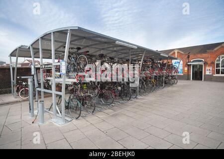 Gare de Clapham Junction - porte-vélos devant l'entrée de la gare principale Banque D'Images