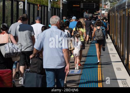 Personnes non reconnaissables, passagers sur la plate-forme de la gare de banlieue. Vue arrière des personnes réelles. Sydney, Australie Banque D'Images