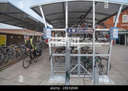 Gare de Clapham Junction - porte-vélos devant l'entrée de la gare principale Banque D'Images