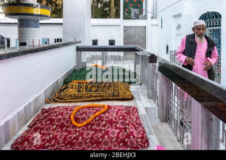 Homme marchant près de la tombe de Hazrat Shah Jalal, Hazrat Shahjalal Mazar Sharif, tombe de Hazrat Shah Jalal, Sylhet, Bangladesh Banque D'Images
