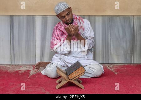 Sufi Man priant à Hazrat Shahjalal Mazar Sharif, tombe de Hazrat Shah Jalal, Sylhet, Bangladesh Banque D'Images