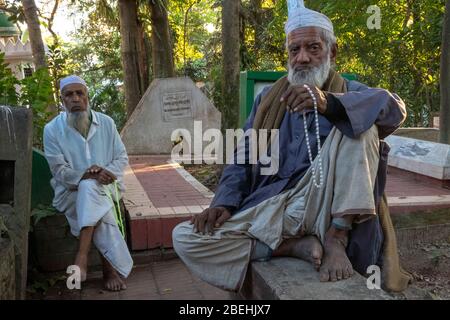 Deux hommes âgés pieux dans le cimetière derrière Hazrat Shahjalal Mazar Sharif, tombe de Hazrat Shah Jalal, Sylhet, Bangladesh Banque D'Images