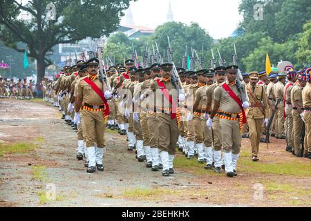 police,cadets de la ncc,femmes indiennes habiliter,cadets de l'université,parade de jour d'indépendance indienne,parade de la république indienne,thrissur,kerala,inde,terrain de parade Banque D'Images