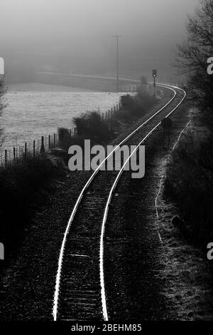 La ligne de chemin de fer rural à une voie sinueuse se trouve le matin à Park South, sur la ligne de chemin de fer de la côte Cumbrienne Banque D'Images