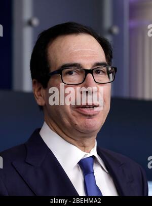 Le secrétaire au Trésor des États-Unis, Steven T. Mnuchin, s'exprime lors de la séance d'information de presse du Groupe de travail sur le coronavirus à la Maison Blanche à Washington le 13 avril 2020. Crédit: Yuri Gripas/Pool via CNP /MediaPunch Banque D'Images