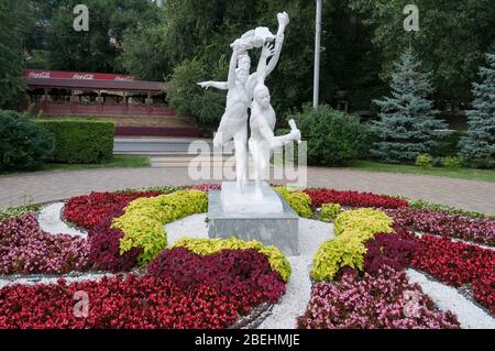 Rostov sur Don, Russie - 16 août 2012: Sculpture de sportifs en feu olympique. Rostov sur Don City installation d'art au bord de l'eau, statue en S Banque D'Images