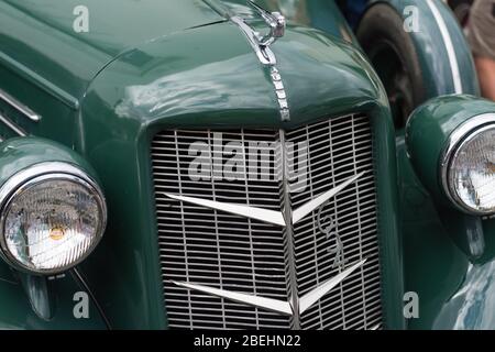 Sydney, Australie - 14 avril 2019 : voiture verte Chrysler d'époque à proximité du salon de voiture Sylvanvale avant la deuxième Guerre mondiale Banque D'Images