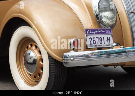 Sydney, Australie - 14 avril 2019 : vue arrière brillante de voiture d'époque dorée avec plaques d'immatriculation. Voiture classique sur Sylvanvale avant la deuxième Guerre mondiale Banque D'Images