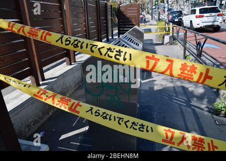 Une zone fumeurs est temporairement fermée à la gare de Harajuku, à Tokyo, au Japon, le 10 avril 2020. Banque D'Images