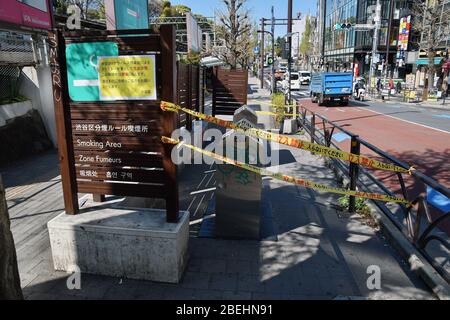 Une zone fumeurs est temporairement fermée à la gare de Harajuku, à Tokyo, au Japon, le 10 avril 2020. Banque D'Images