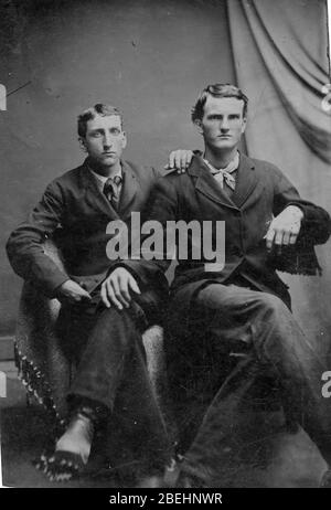 Deux hommes, assis l'un à côté de l'autre dans un studio de photo dans le 1860s. Ils sont évidemment proches les uns des autres, et sont joliment habillés. La cravate d'un homme est mal attachée tandis que l'autre a un mouchoir autour de son cou. Sont-ils un couple aimant, frères? des amis ? Gay ? Pour voir toutes mes images connexes recherche: Prestor vintage gay Banque D'Images