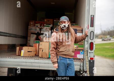 Ellettsville, États-Unis. 13 avril 2020. Un chauffeur de la Hoosier Hills Food Bank livre de la nourriture au Pantry 279 pour aider ceux qui souffrent d'insécurité alimentaire pendant la commande de séjour à domicile de COVID-19/Coronavirus.Hoosiers ont été commandés pour voyager uniquement pour des besoins essentiels. Crédit: SOPA Images Limited/Alay Live News Banque D'Images