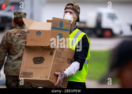 Ellettsville, États-Unis. 13 avril 2020. Les membres de la Garde nationale de l'Indiana soutiennent les travailleurs bénévoles dans la distribution de nourriture à Pantry 279 pour aider ceux qui souffrent d'insécurité alimentaire pendant le séjour à domicile de COVID-19/Coronavirus.Hoosiers ont été commandés pour voyager uniquement pour des besoins essentiels. Crédit: SOPA Images Limited/Alay Live News Banque D'Images