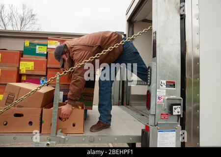 Ellettsville, États-Unis. 13 avril 2020. Un chauffeur de la Hoosier Hills Food Bank livre de la nourriture au Pantry 279 pour aider ceux qui souffrent d'insécurité alimentaire pendant la commande de séjour à domicile de COVID-19/Coronavirus.Hoosiers ont été commandés pour voyager uniquement pour des besoins essentiels. Crédit: SOPA Images Limited/Alay Live News Banque D'Images