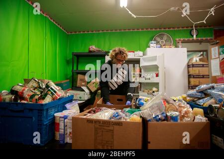 Ellettsville, États-Unis. 13 avril 2020. Un volontaire au Pantry 279 organise la livraison de nourriture à distribuer pour les résidents locaux qui souffrent d'insécurité alimentaire pendant le séjour à domicile de COVID-19/Coronavirus.Hoosiers ont été commandés pour voyager uniquement pour des besoins essentiels. Crédit: SOPA Images Limited/Alay Live News Banque D'Images