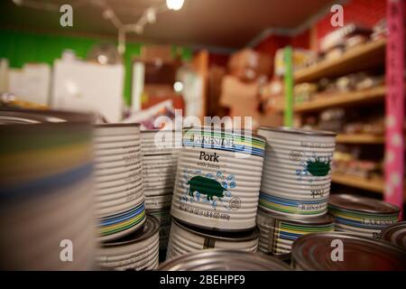 Ellettsville, États-Unis. 13 avril 2020. Le porc en conserve est l'un des articles disponibles à Pantry 279, un garde-manger pour aider ceux qui souffrent d'insécurité alimentaire pendant le séjour à la maison COVID-19/Coronavirus les orderHoosiers ont été commandés pour voyager seulement pour des besoins essentiels. Crédit: SOPA Images Limited/Alay Live News Banque D'Images