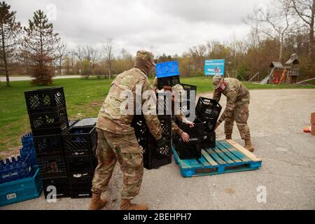 Ellettsville, États-Unis. 13 avril 2020. Les membres de la Garde nationale de l'Indiana soutiennent les travailleurs bénévoles dans la distribution de nourriture à Pantry 279 à ceux qui souffrent d'insécurité alimentaire pendant le séjour à domicile de COVID-19/Coronavirus.Hoosiers ont été commandés pour voyager uniquement pour des besoins essentiels. Crédit: SOPA Images Limited/Alay Live News Banque D'Images