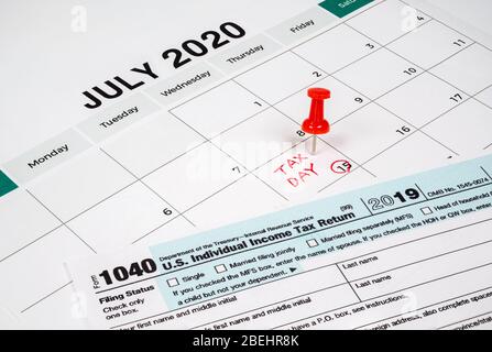 La date d'imposition a été prolongée jusqu'au 15 juillet à cause de Covid-19. Calendrier de juillet montrant le formulaire de déclaration 1040 et le jour de l'impôt. Banque D'Images